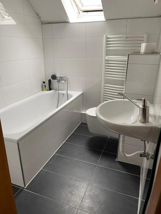 אסן Apartment Bis Zu 8 Einzelbetten Stellplatz Wifi מראה חיצוני תמונה