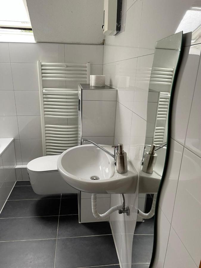 אסן Apartment Bis Zu 8 Einzelbetten Stellplatz Wifi מראה חיצוני תמונה